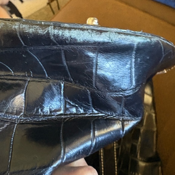 Elegant Black Dooney & Bourke Croc-Embossed Shoulder Bag - Picture 9 of 11